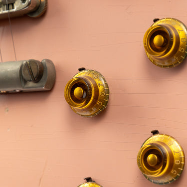 Gibson M2M Murphy Lab '57 Les Paul Shell Pink - Control Knobs Aged Detail at Interstellar Guitars